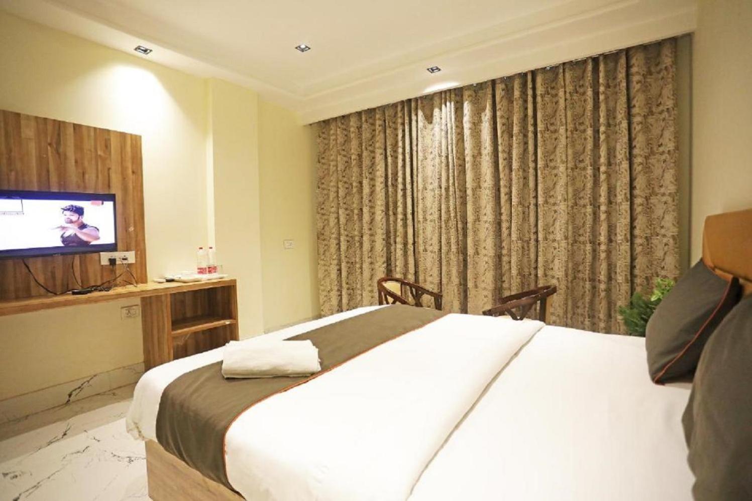 Hotel Royal Paradise By Kdson Nueva Delhi Exterior foto